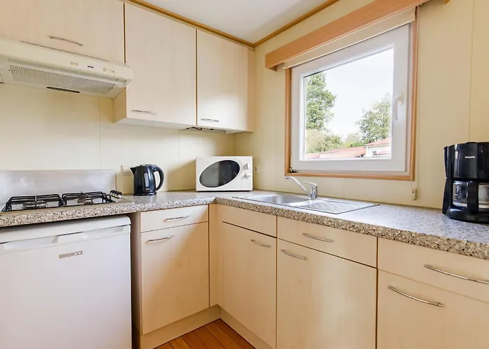 By Leukermeer Waterside Chalet *