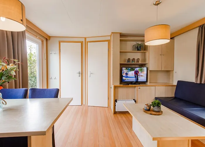 By Leukermeer Waterside Chalet