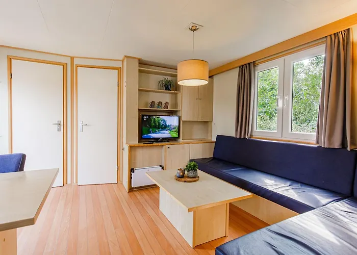 By Leukermeer Waterside Chalet *