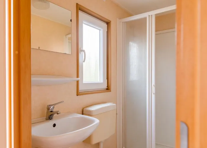 By Leukermeer Waterside Chalet