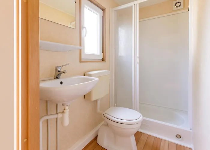 By Leukermeer Waterside Chalet