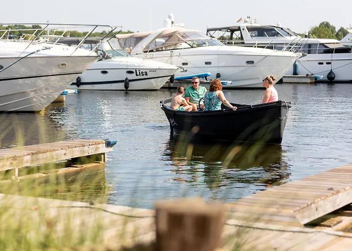 By Leukermeer Waterside Chalet