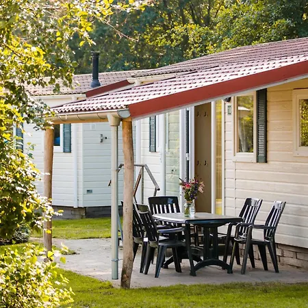 By Leukermeer Waterside Alpehytte