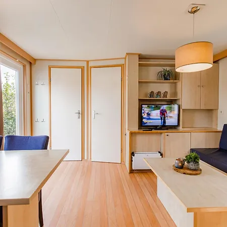 By Leukermeer Waterside Alpehytte