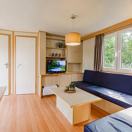 By Leukermeer Waterside Alpehytte *