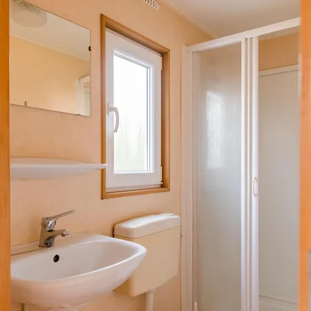 By Leukermeer Waterside Alpehytte