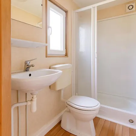 By Leukermeer Waterside Alpehytte